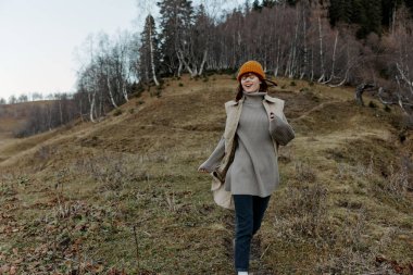 Yapraksız turist ağaçları, temiz hava tarzıyla seyahat eder.