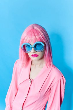Pembe peruklu kadın. Pembe elbiseli. Kırmızı dudaklı stüdyo modeli.