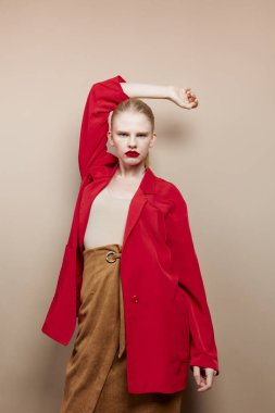 Kırmızı dudaklı kadın. Moda stüdyo modeli.