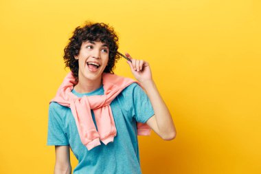 Elinde kalem olan bir öğrenci yaşam tarzı eğitimi sürecinde