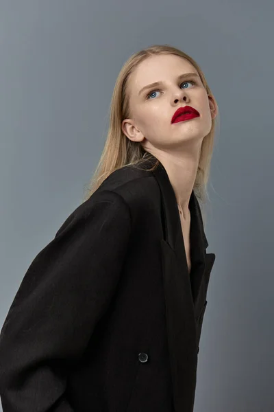 Mujer elegante negro chaqueta labios rojos modelo de estudio inalterado — Foto de Stock