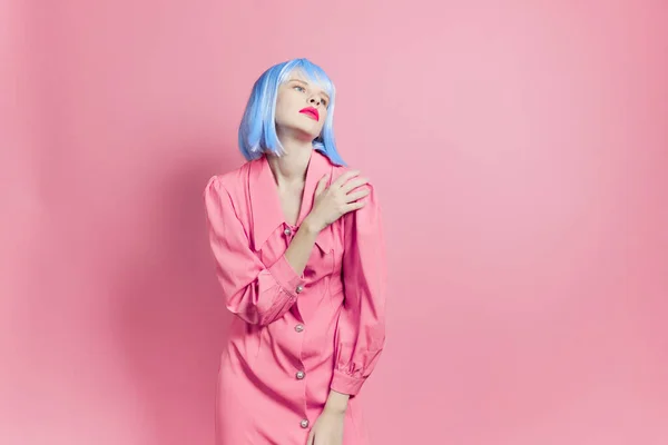ファッショナブルな女性で青ウィッグピンクのドレス赤い唇隔離された背景 — ストック写真