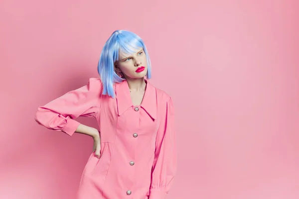 一个身穿蓝色假发、粉色衣服、红唇、粉色背景的女人的肖像 — 图库照片
