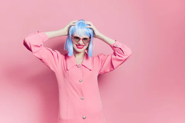 매력적 인 여성밝은 메이크업 패션 선글라스외진 배경 — 스톡 사진