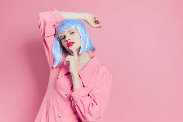 Donna in parrucca blu vestito rosa labbra rosse Lifestyle posa — Foto Stock