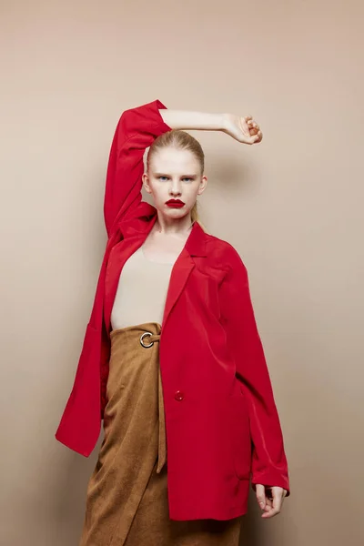 Mujer labios rojos chaqueta de moda modelo estudio inalterado — Foto de Stock