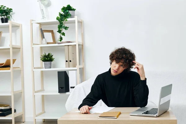 Tiener zitten aan de tafel in een zwarte trui lessen communicatie — Stockfoto