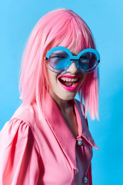 Bonita mujer moda azul gafas maquillaje moda aislado fondo — Foto de Stock