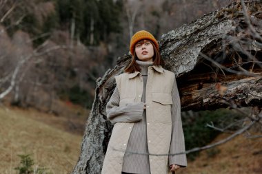 Yapraksız turist ağaçları, temiz hava tarzıyla seyahat eder.