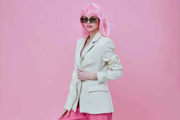 Young woman wearing sunglasses pink hair posing color background unaltered — Stock Photo, Image