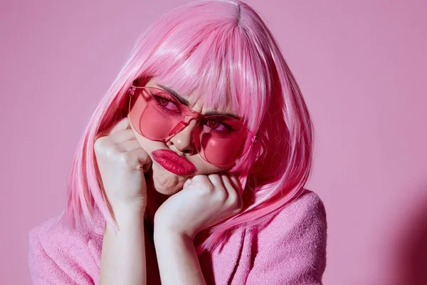 Piękno moda kobieta jasny makijaż różowe włosy glamor stylowe okulary monochromatyczne strzał bez zmian — Zdjęcie stockowe