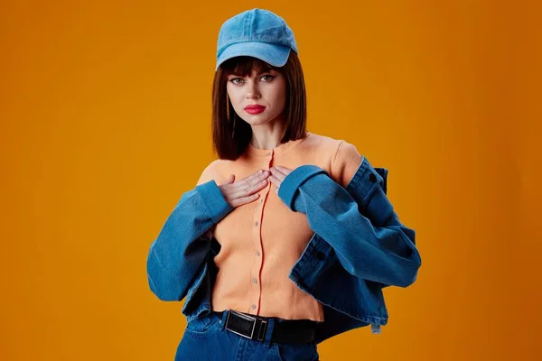 Ropa de mezclilla femenina bastante joven moda posando tapa color fondo inalterado — Foto de Stock