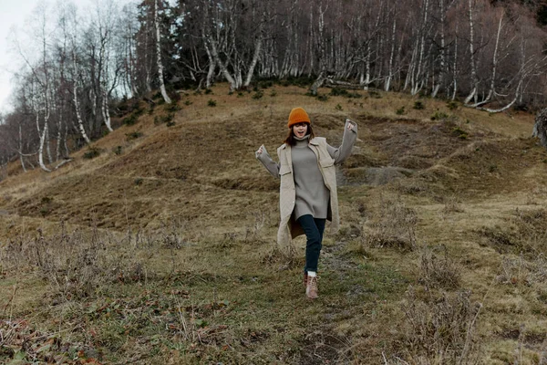 Mladá žena chodit venku podzimní počasí hory relaxace — Stock fotografie