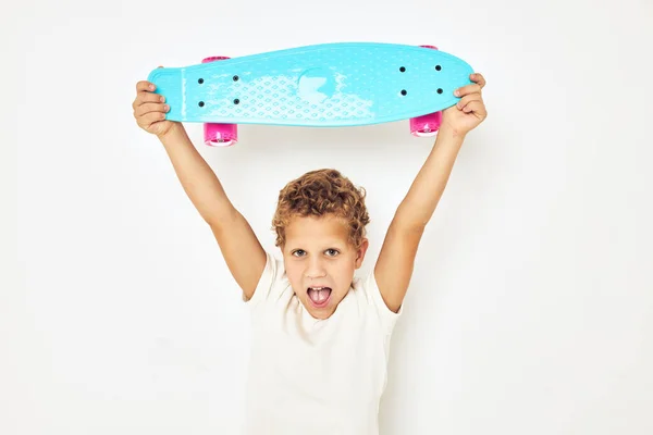 어린 시절을 연기하는 예쁜 남자 스케이트 보드 — 스톡 사진