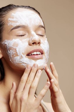 Esmer cilt bakımı için beyaz maske kullanılıyor.