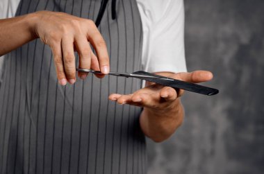 Sakallı bir adam elinde makas, elinde tarak kuaför kuaföründe berber kuaförü.