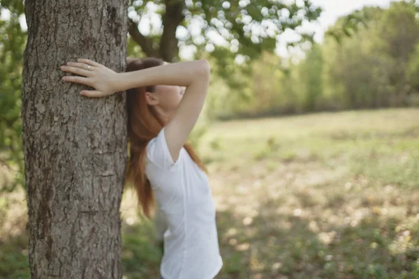 Lycklig kvinna vilar i naturen i fältet sommar semester träd gräs — Stockfoto