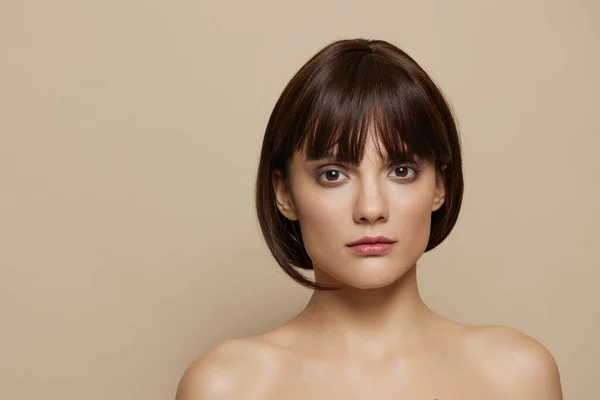 Frau Kosmetik attraktiv aussehen posiert saubere Haut isoliert Hintergrund — Stockfoto