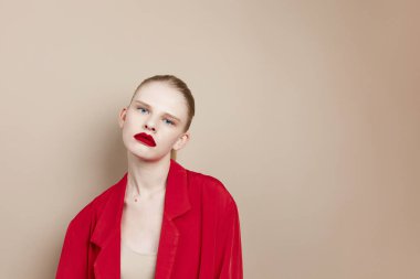 şık kırmızı dudaklı kadın moda ceketi yaşam tarzı pozu