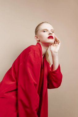 Güzel kadın kozmetik kırmızı dudak moda izole arka plan