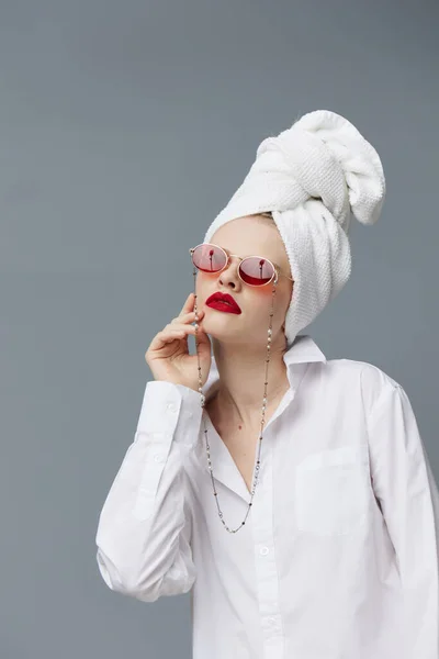 Λαμπερό γυναίκα με μια πετσέτα στο κεφάλι του σε ένα λευκό πουκάμισο στούντιο μοντέλο αναλλοίωτη — Φωτογραφία Αρχείου