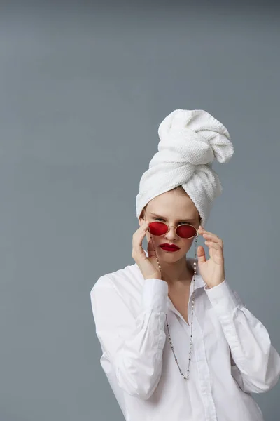 머리 화장을 하고 있는 빨간 안경 수건을 맨 여자 — 스톡 사진