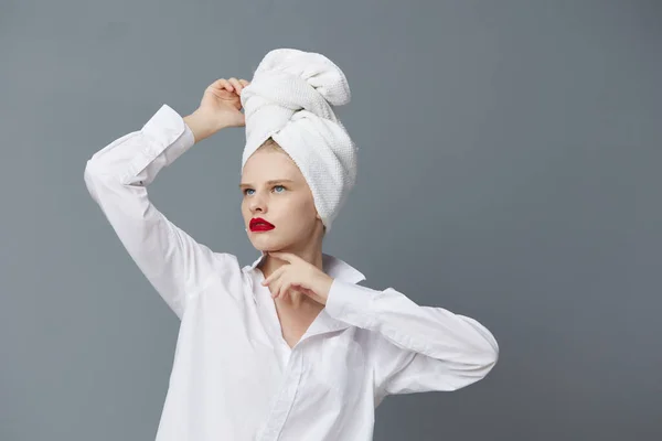 白いシャツのスタジオモデルの頭にタオルをつけたグラマラスな女性が — ストック写真
