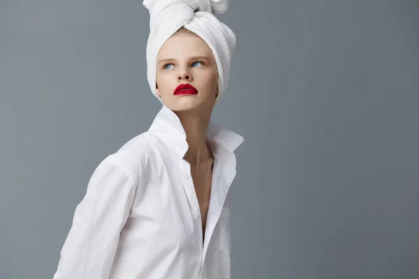Μοντέρνα γυναίκα κόκκινα χείλη πετσέτα στο κεφάλι μοντέλο στούντιο μακιγιάζ αναλλοίωτη — Φωτογραφία Αρχείου
