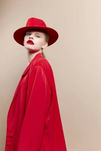 女性の赤いジャケットと帽子赤い唇ファッションライフスタイルポージング — ストック写真