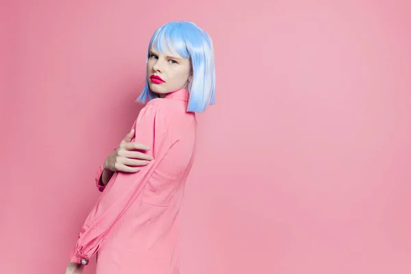 Fashionable woman wears a blue wig makeup Lifestyle posing — Foto Stock