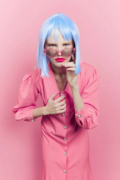 Portrait of a woman in sunglasses wears a blue wig makeup pink background — Foto Stock