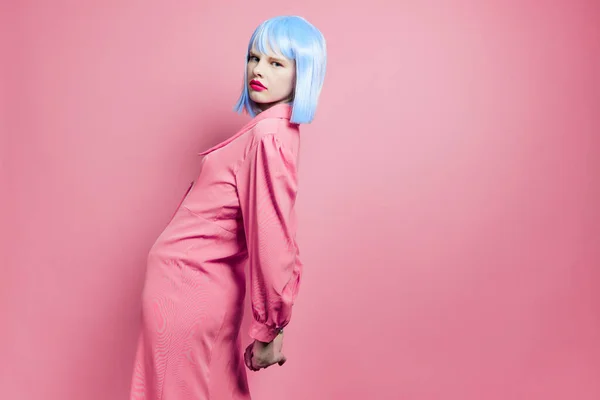 Portrait of a woman wears a blue wig makeup studio model — Stockfoto