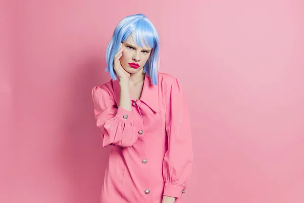 Mujer glamorosa lleva un maquillaje peluca azul fondo aislado — Foto de Stock