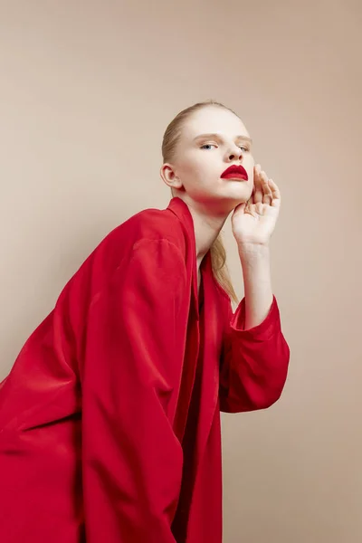Mulher bonita cosméticos lábios vermelhos moda isolado fundo — Fotografia de Stock
