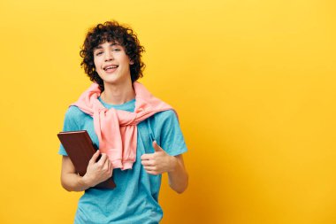 Öğrenci eğitimi, el hareketi, sarı arka plan.