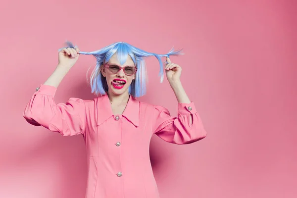 Mujer de moda maquillaje brillante gafas de sol de moda fondo rosa —  Fotos de Stock