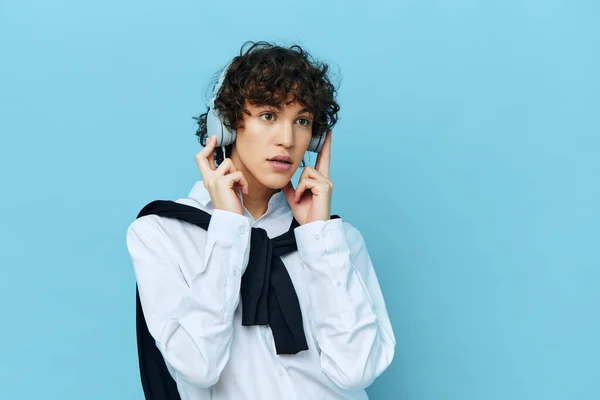 Teenager technologie sluchátka v bílé košili se svetrem oříznutý pohled — Stock fotografie