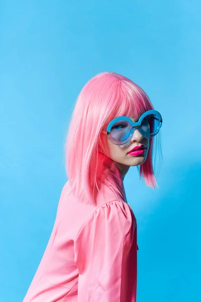 Mulher de óculos azuis usa uma peruca rosa Estilo de vida posando — Fotografia de Stock