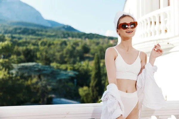 Ritratto di splendida donna vestita con camicia bianca e asciugamano sulla testa mentre si rilassa a casa Perfetta mattina di sole — Foto Stock