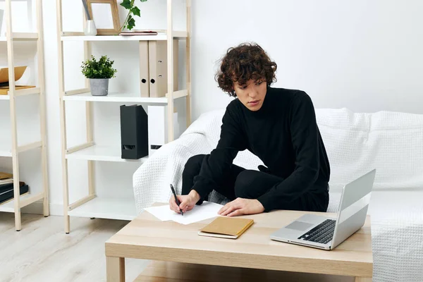 Man zit aan de tafel in een zwarte trui lessen communicatie — Stockfoto