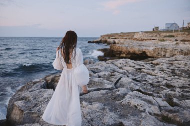 Kadın gezgin adada volkanik kaya oluşumları yürür Yaşam tarzı