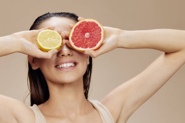 Ellerinde limon olan portre kadın greyfurt gülümse vitaminler yakın çekim yaşam tarzı