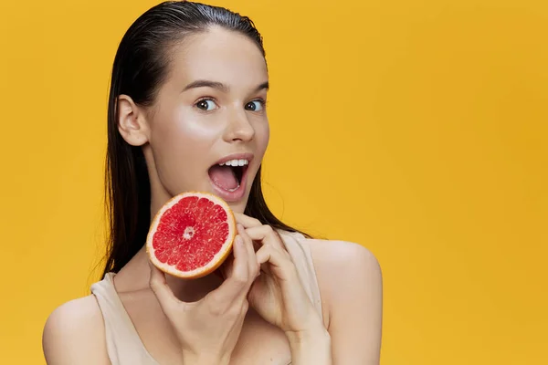 Porträt Frau mit Grapefruit in Gesichtsnähe saubere Hautpflege Gesundheit isolierter Hintergrund — Stockfoto