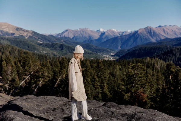 Kobieta Stojąc na skraju urwiska krajobraz przyroda podróże — Zdjęcie stockowe