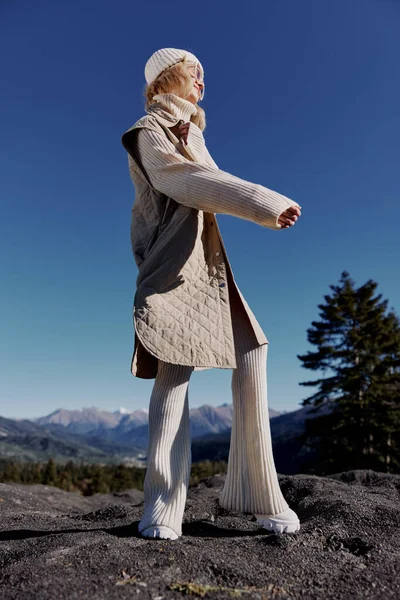 Kobieta stojąca na szczycie górskiego lasu relaks — Zdjęcie stockowe