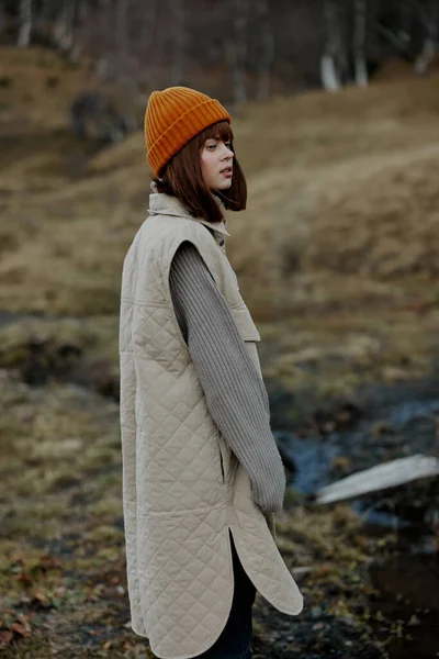 Junge Frau wandert draußen bei herbstlichem Wetter Berge Lifestyle — Stockfoto