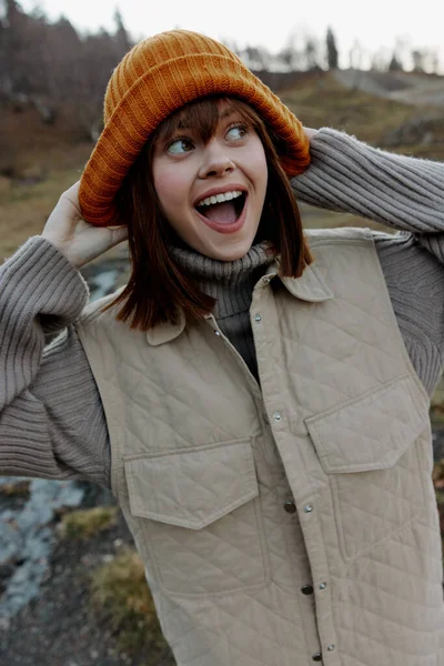 Retrato de una mujer en ropa de otoño naturaleza árboles viajar paisaje —  Fotos de Stock