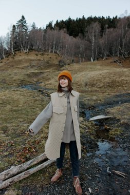 Yapraksız genç kadın ağaçlar seyahat eder temiz hava manzarası