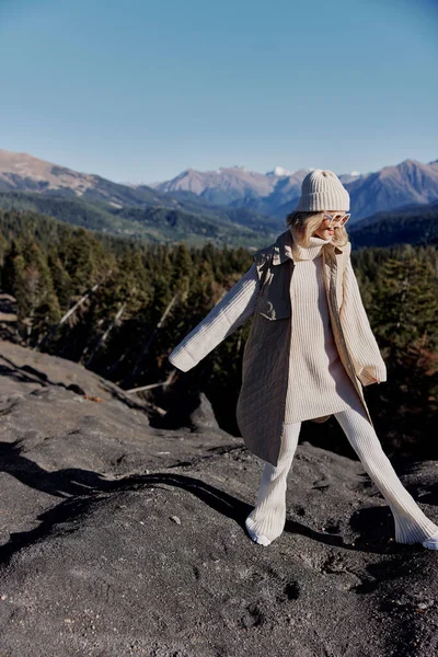 Kobieta natura jesień styl podróż w góry krajobraz — Zdjęcie stockowe
