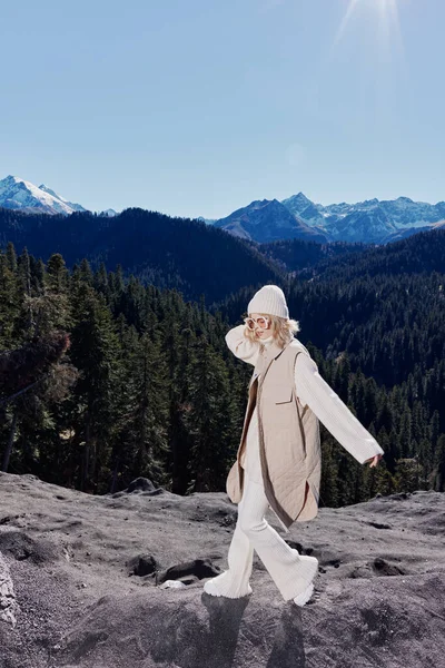Kobieta stojąca na szczycie górskiego lasu styl życia — Zdjęcie stockowe